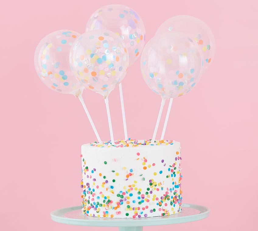 Miniballons verwandeln die Babyparty-Torte in einen Blickfang