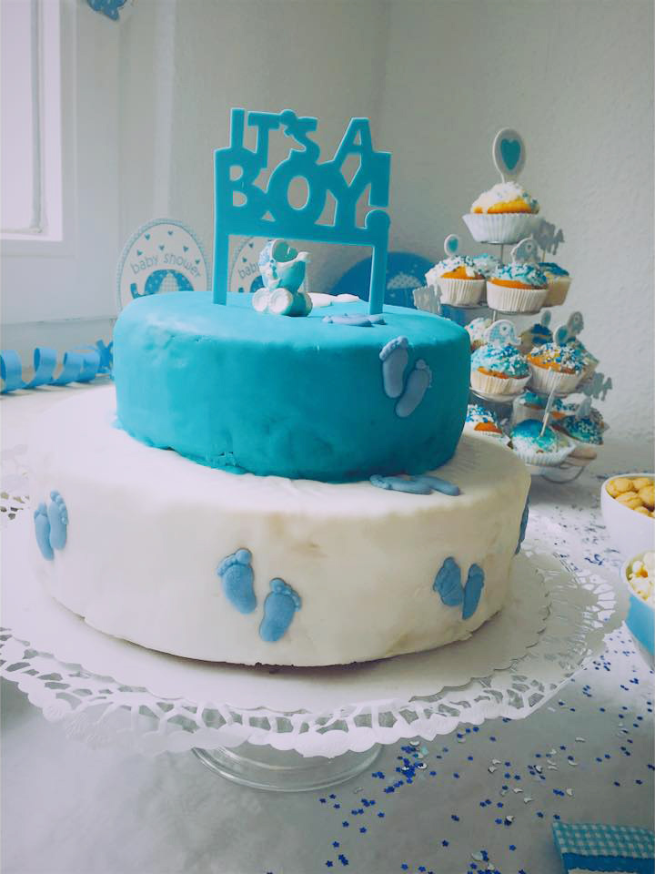 Süße Babyparty-Torte in Blau