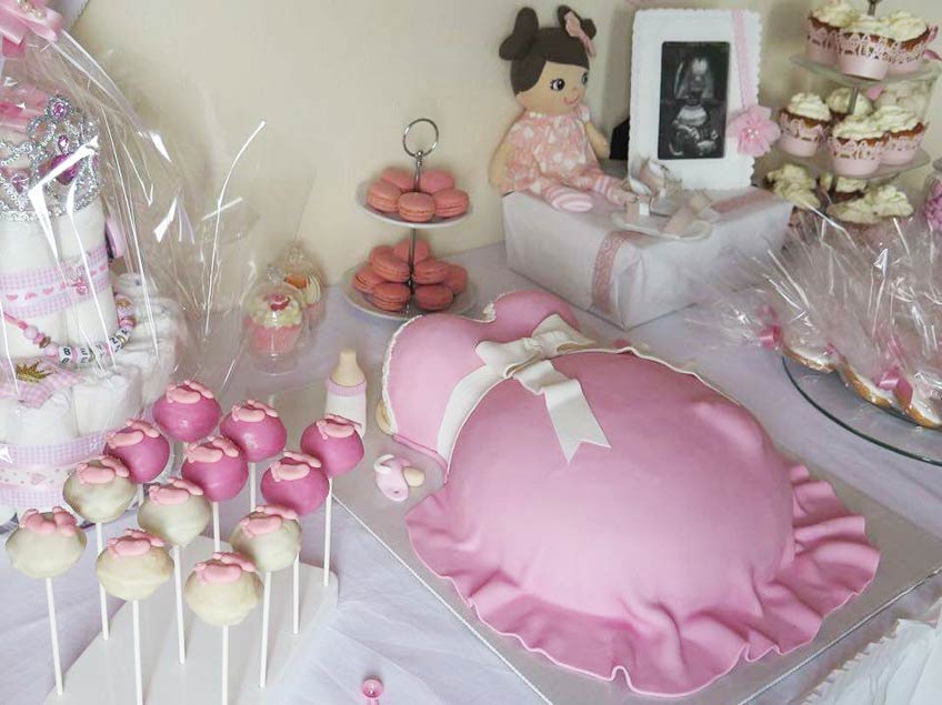 Der Belly Cake ist das Kernstück des Babyparty-Sweet-Tables