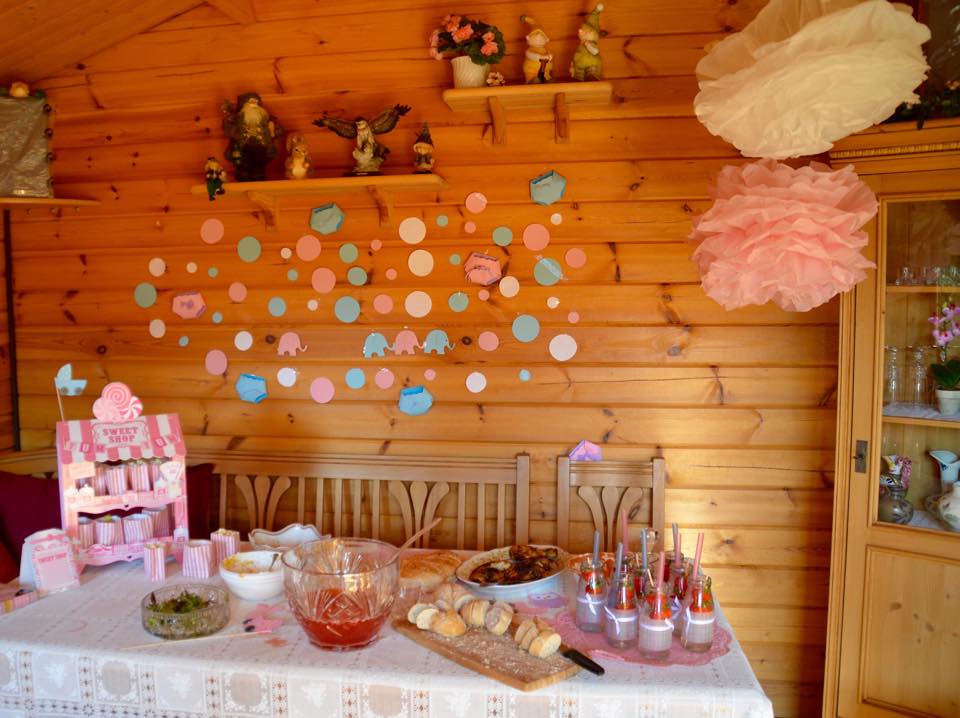 Baby Party Dekoration in rosa und blau - auf diesem Buffet mit Sweet Table finden sich süße und herzhafte Leckereien für die Partygemeinde