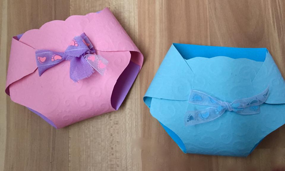 Süße DIY Idee als Einladung für die Baby Shower - selbstgemachte Windeln im Mini-Format 
