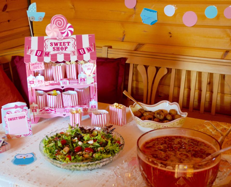 Sweet Table und Buffet - auf diesem Leckereien-Tisch ist für jeden Partygast der Baby Shower was dabei