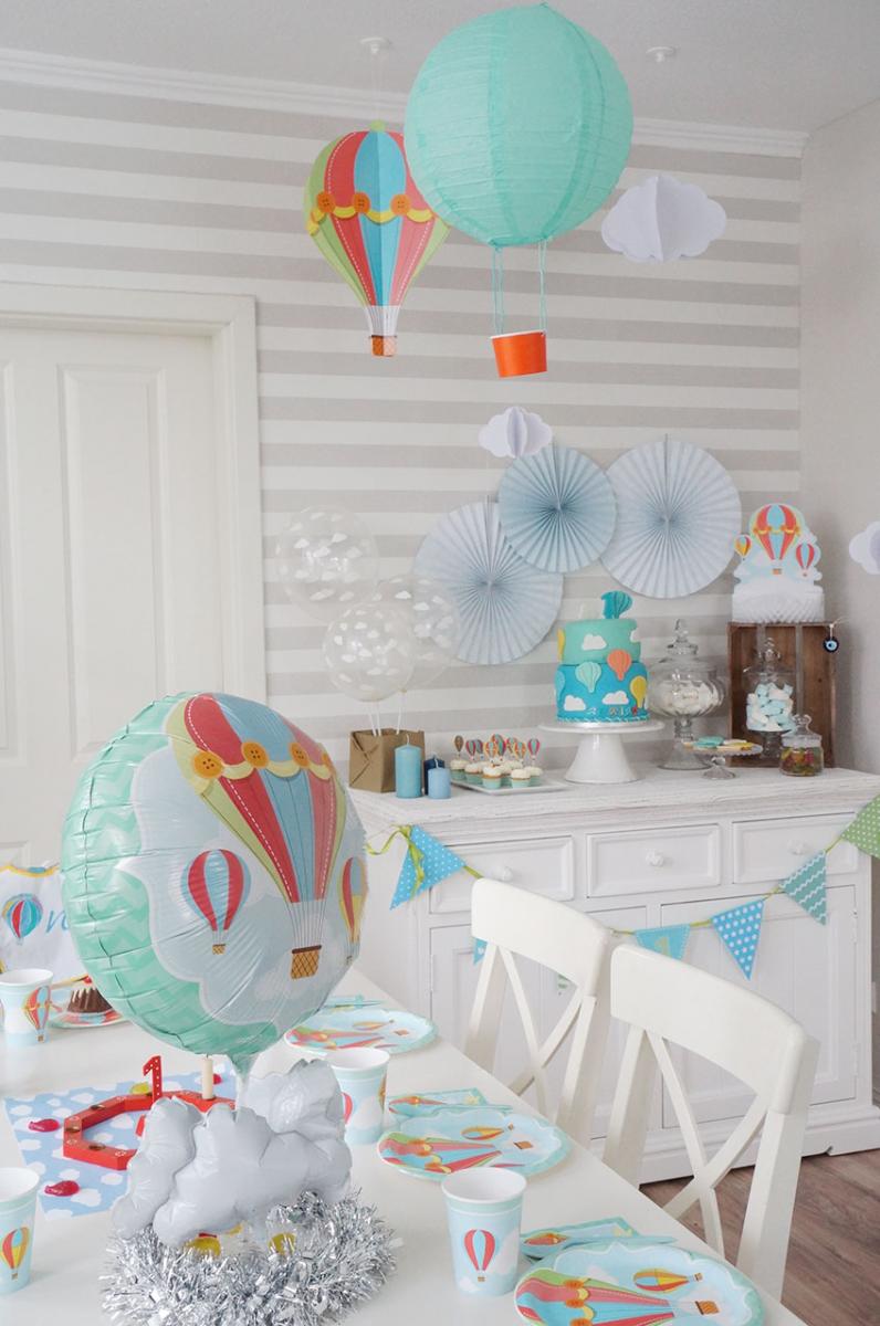 Deko-Idee für den ersten Jungen-Geburtstag - Heißluftballons und Wolken