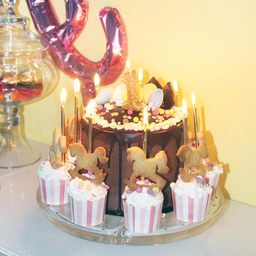 Pferdchen-Kekse auf Cupcakes gesetzt und schon ist der Geburtstagskuchen wie ein Karussell verziert