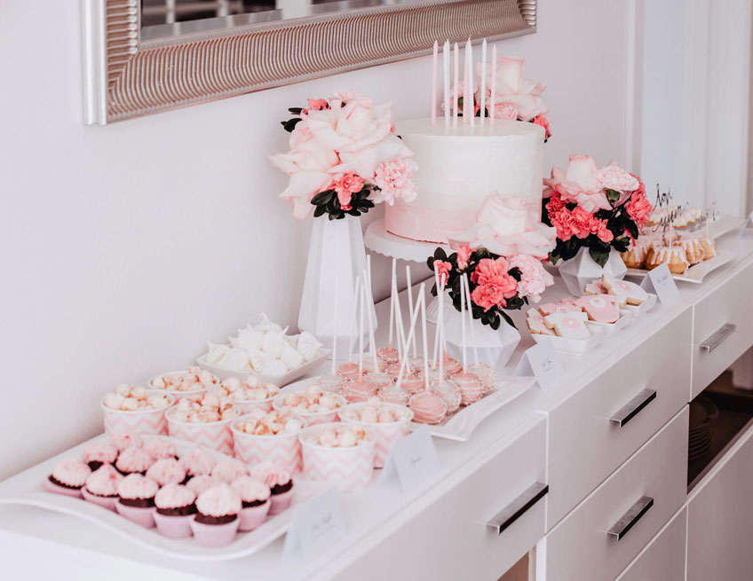 Sweet Table in Rosa und Weiß mit Ombre-Torte (c) Anna Fichtner Fotografie