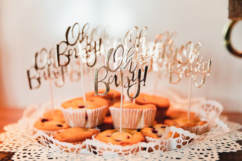 Die goldenen Partypicks peppen deinen Sweet Table zur Babyparty im Handumdrehen auf © juliafashionblonde