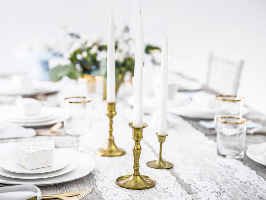 Dinnerkerzen und schöne Kerzenhalter bringen Eleganz in die Tischdeko zur Taufe