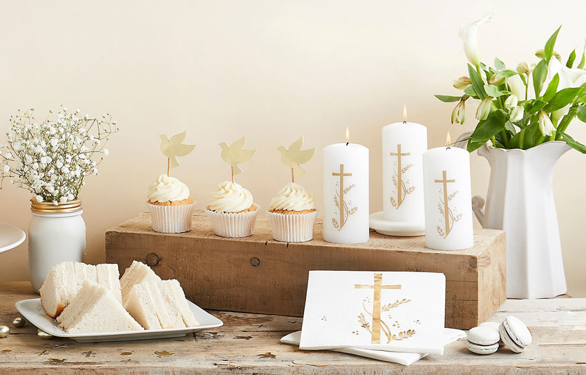 Goldene Taufmotive auf weißem Hintergrund - elegant und feierlich