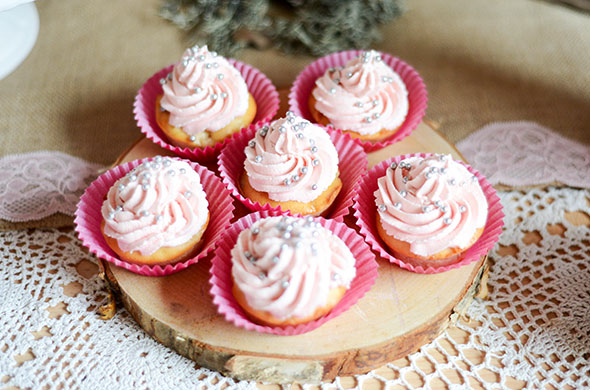 Rosa Litschi-Cupcakes für den Sweet Table