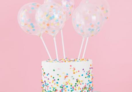 Miniballons verwandeln die Babyparty-Torte in einen Blickfang