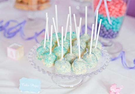 Cake Pops sind auf dem Sweet Table in allen Farben und Geschmacksrichtungen vertreten