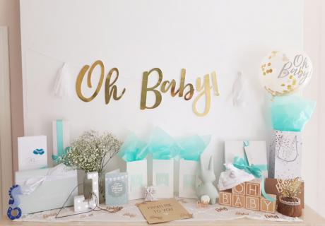 Auf diesem schön dekorierten Tisch können die Gäste ihre Babyparty-Geschenke ablegen © lxoxndxoxn