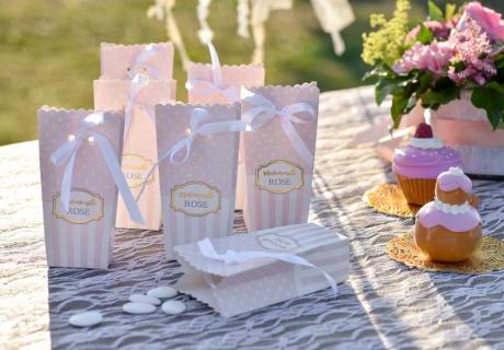 Hübsche Verpackungen mit Schleifen für Mitgebsel an deine Babyparty-Gäste