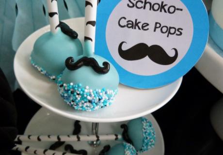 Pastellblaue Schoko Cake Pops im Gentlemen-Look sorgen für das perfekte Farb-Meer auf der Walfisch-Baby Shower (c) Mareike Winter - Biskuitwerkstatt