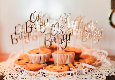 Die goldenen Partypicks peppen deinen Sweet Table zur Babyparty im Handumdrehen auf © juliafashionblonde