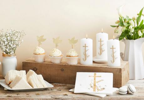 Goldene Taufmotive auf weißem Hintergrund - elegant und feierlich