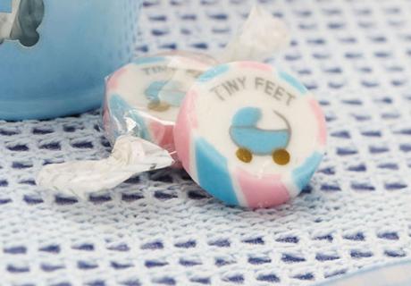 Bonbons in Pastell mit Kinderwagen-Motiv sind ein süßes Gastgeschenk zur Taufe