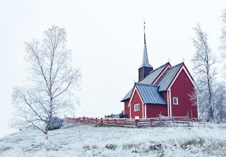 Winterliche Kirche - ein Foto von Isak Dalsfelt on unsplash