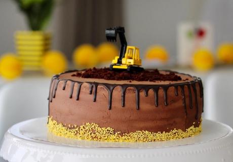 Ein genialer Bagger-Kuchen zum 1. Motto-Geburtstag (c) mamaglueckundkuchenzauber
